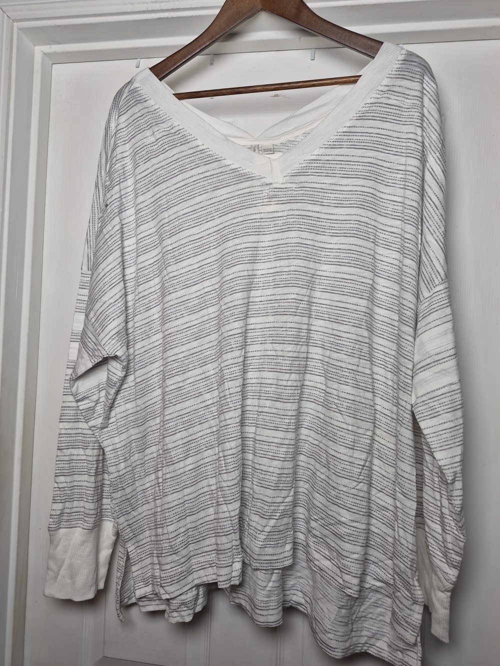 Cato White and Gray Striped V-Neck Long Sleeve Top 26/28W NWT